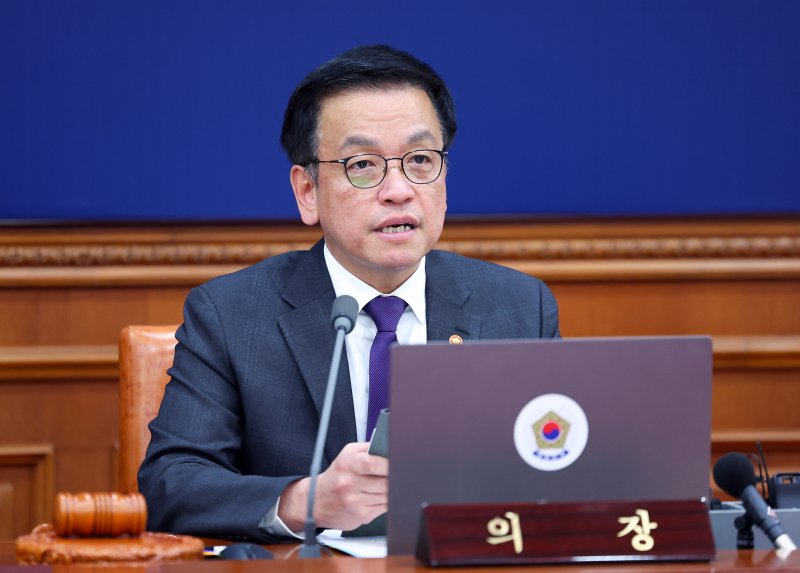 [서울=뉴시스] 최진석 기자 = 최상목 대통령 권한대행 부총리 겸 기획재정부 장관이 25일 정부서울청사에서 열린 국무회의에서 발언하고 있다. 2025.02.25. myjs@newsis.com