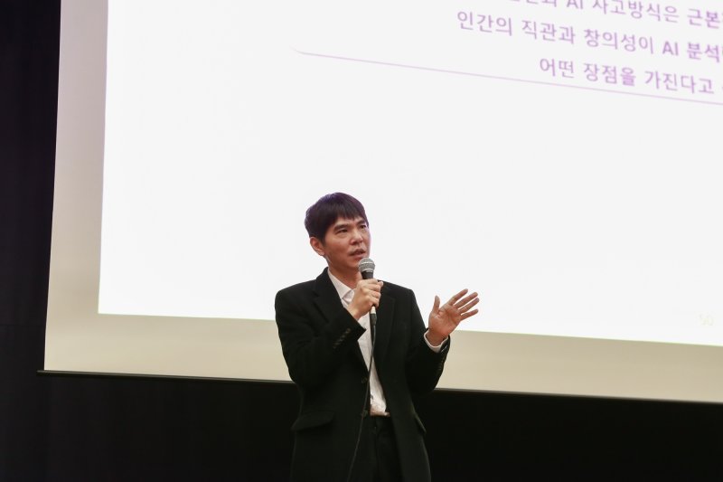 이세돌 UNIST 특임교수가 24일 학교 대강당에서 열린 2025학년도 신입생 오리엔테이션에 참석해 특강을 하고 있다. (UNIST 제공. 재판매 및 DB 금지) /뉴스1