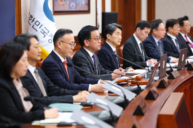 [서울=뉴시스] 최진석 기자 = 최상목 대통령 권한대행 부총리 겸 기획재정부 장관이 25일 정부서울청사에서 열린 국무회의를 주재하고 있다. 2025.02.25. myjs@newsis.com