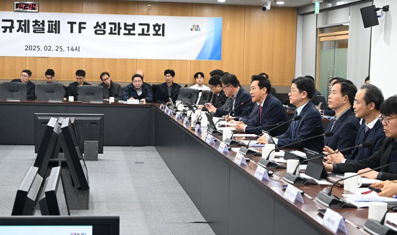 [서울=뉴시스] 오세훈 서울시장이 25일 열린 건설분야 규제철폐 TF 성과보고회에 참석해 모두발언을 하고 있다.