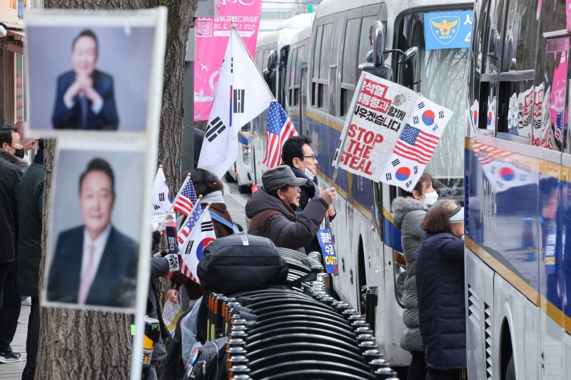 윤석열 대통령 탄핵 심판 마지막 변론 기일인 25일 오전 서울 종로구 헌법재판소 앞에서 윤석열 대통령 지지자들이 탄핵을 반대하고 있다. 이날 변론기일에는 윤 대통령이 헌정사 최초로 탄핵 심판 최후 진술을 할 것으로 알려졌다. 2025.2.25/뉴스1 ⓒ News1 신웅수 기자