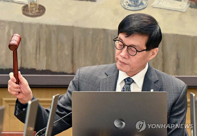 의사봉 두드리는 이창용 한국은행 총재 (출처=연합뉴스)