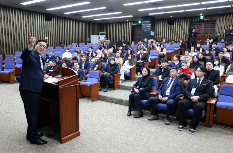우원식 국회의장이 25일 국내에 거주 중인 고려인 학생·청년 130명을 국회로 초청해 '홍범도 장군과 고려인 동포의 미래'라는 주제로 강연을 가졌다. (국회의장실 제공) 2025.02.25/뉴스1