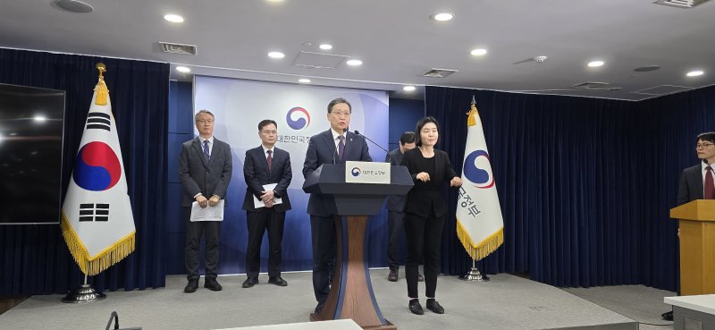 25일 3차 국가우주위원회 전날인 이달 24일 서울 종로구 정부서울청사에서 윤영빈 우주항공청장이 사전 브리핑을 진행하는 모습./뉴스1 ⓒ News1 윤주영 기자