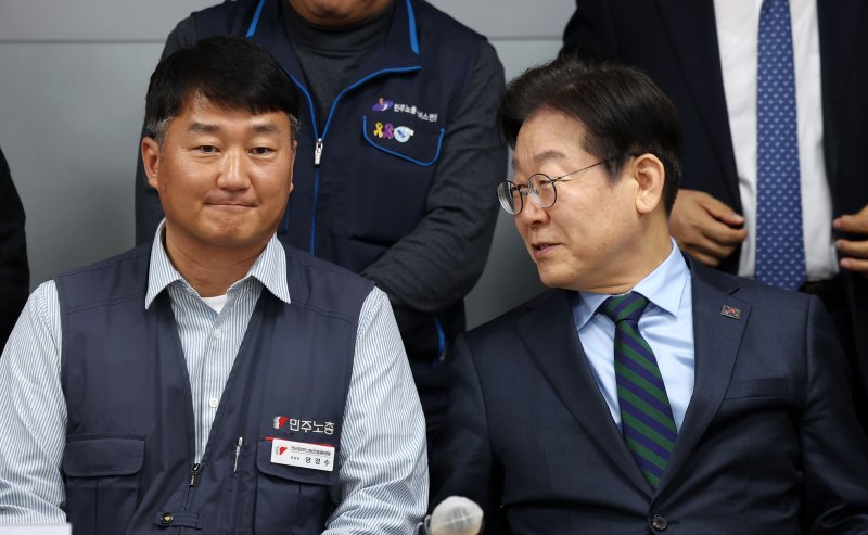 [서울=뉴시스] 홍효식 기자 = 이재명 더불어민주당 대표와 양경수 민주노총 위원장이 21일 오후 서울 중구 민주노총에서 열린 민주노총-더불어민주당 대표 간담회에서 참석자들과 기념촬영하에 앞서 대화를 나누고 있다. 2025.02.21. yesphoto@newsis.com