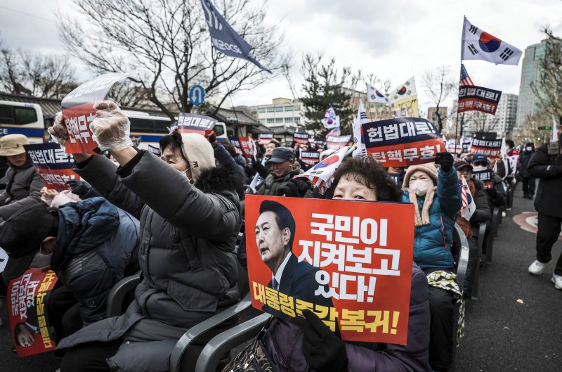 [서울=뉴시스] 정병혁 기자 = 25일 서울 종로구 헌법재판소 인근에서 열린 윤 대통령 탄핵반대 집회에서 윤 대통령 지지자들이 구호를 외치고 있다. 2025.02.25. jhope@newsis.com