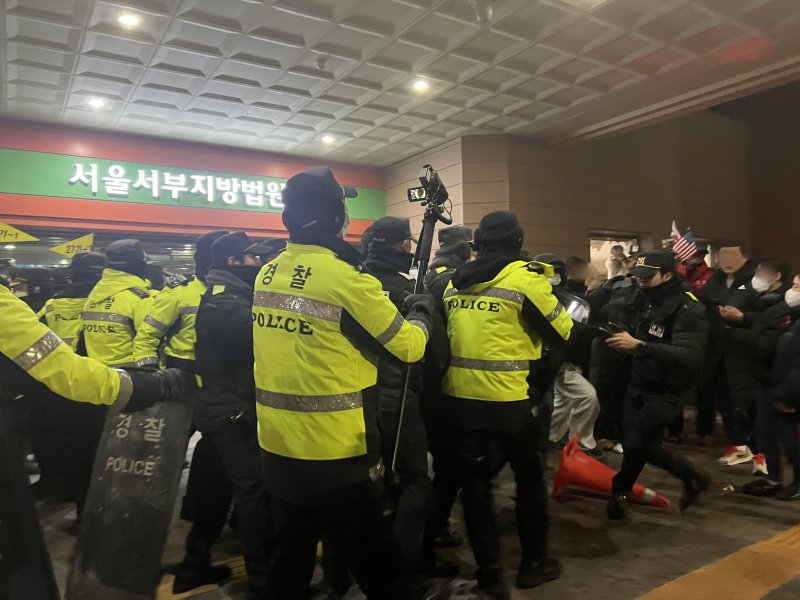 19일 새벽 윤석열 대통령에 대한 구속영장이 발부되자 서울 서부지법에 지지자들이 진입해 난동을 부리자 경찰이 이를 진압하고 있다. 2025.1.19/뉴스1 ⓒ News1 김민수 기자