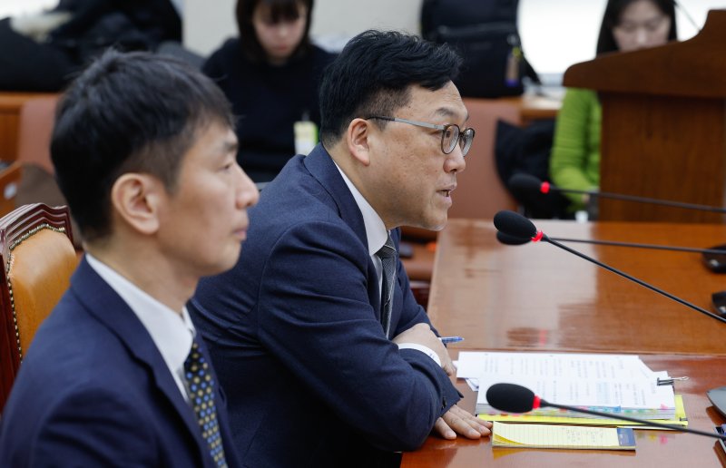 김병환 금융위원장이 18일 서울 여의도 국회에서 열린 정무위원회 제422회국회(임시회) 제1차 전체회의에 출석해 의원 질의에 답하고 있다. 왼쪽은 이복현 금감원장. 2025.2.18/뉴스1 ⓒ News1 안은나 기자