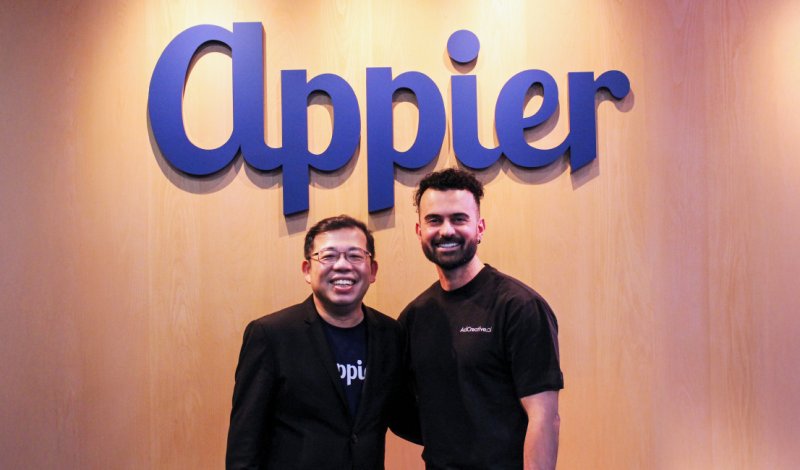 치한 위 애피어 CEO(왼쪽), 알렉상드르 르시엘 AdCreative.ai CEO가 기념사진을 촬영하고 있다. (애피어 제공)