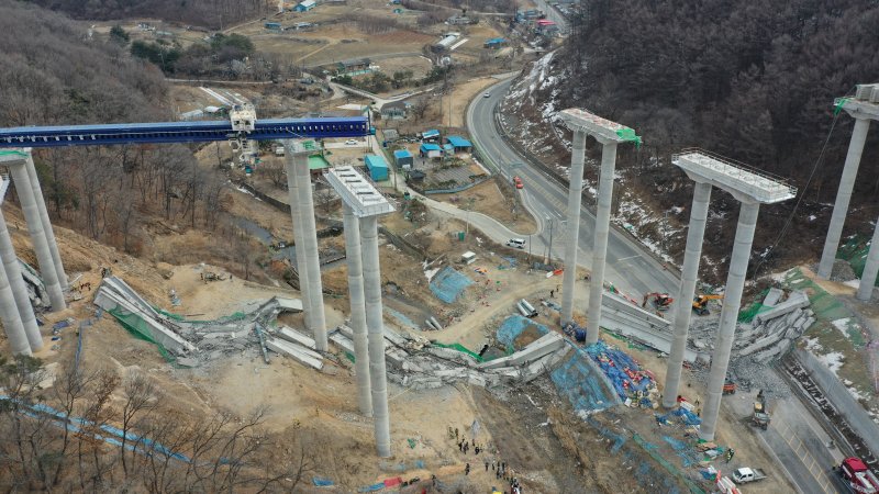 [안성=뉴시스] 김종택 기자 = 25일 경기도 안성시 서운면 산평리 서울세종고속도로 천안~안성 구간 연결공사 교량 작업 중 교량을 떠받치던 50m 철구조물이 무너져 내려 작업 중이던 인부들이 숨지거나 다쳤다. 2025.02.25. jtk@newsis.com