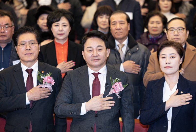 원희룡 전 국토교통부 장관이 25일 오전 서울 여의도 국회에서 열린 국민의힘 책임당원협의회 제5기 임원진 출범식 및 탄핵심판 공정촉구 결의대회에서 국민의례를 하고 있다. 2025.2.25/뉴스1 ⓒ News1 이재명 기자