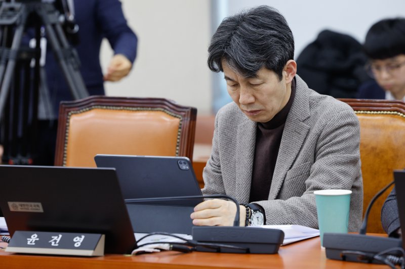 윤건영 더불어민주당 의원이 4일 서울 여의도 국회에서 열린 '윤석열 정부의 비상계엄 선포를 통한 내란 혐의 진상규명 국정조사 2차 청문회'에 자리하고 있다. 2025.2.4/뉴스1 ⓒ News1 안은나 기자