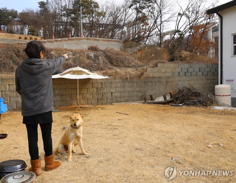 사고 현장 가리키는 주민 (출처=연합뉴스)