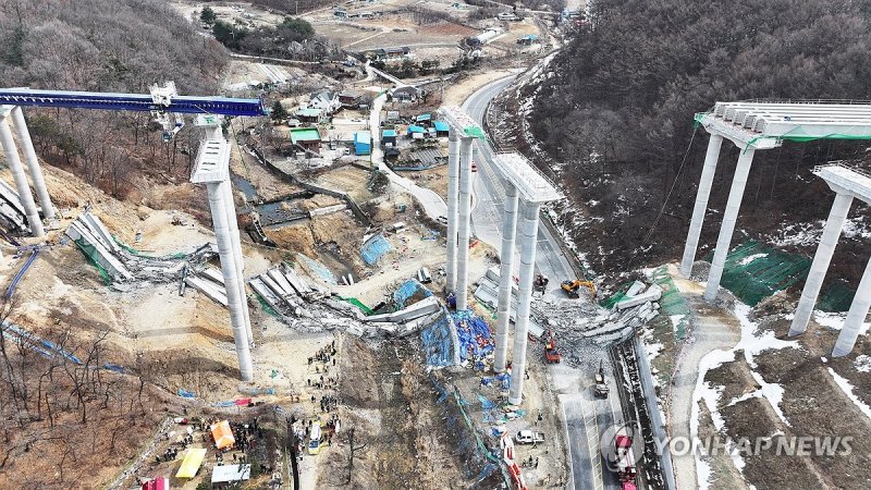 처참한 붕괴 사고 현장 (출처=연합뉴스)