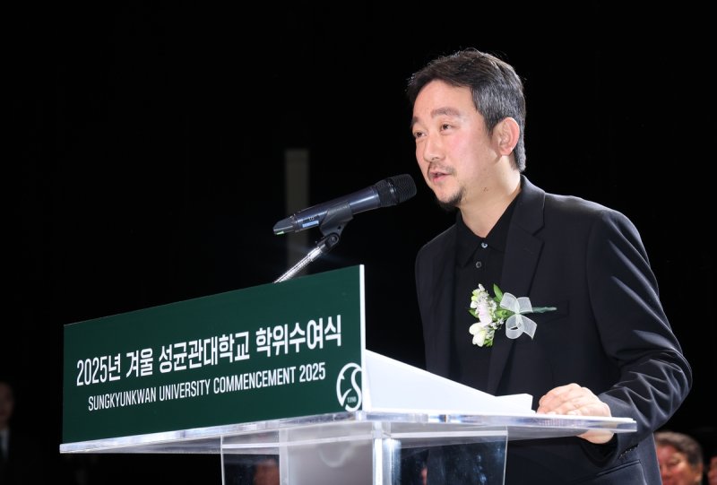 축사하는 장재현 감독 (출처=연합뉴스)