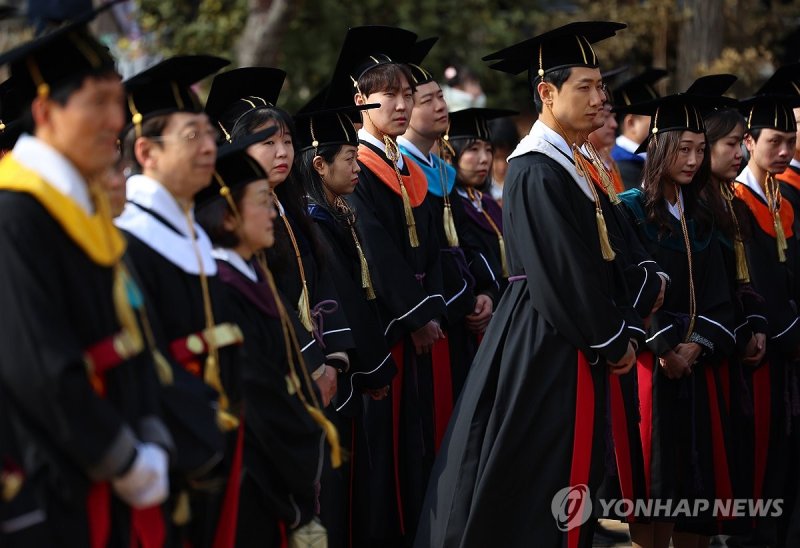 도포로 만들어진 학위복 (출처=연합뉴스)