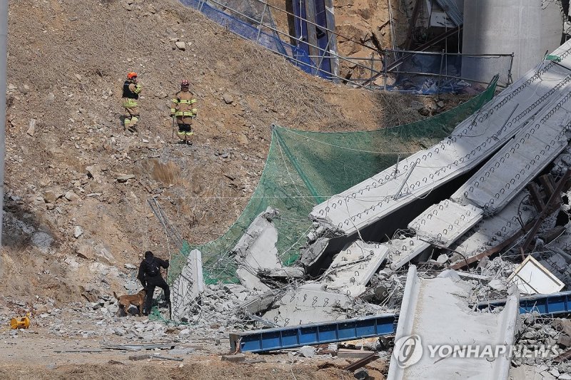 안성 고속도로 교량 공사장 붕괴 현장 수색작업 (출처=연합뉴스)
