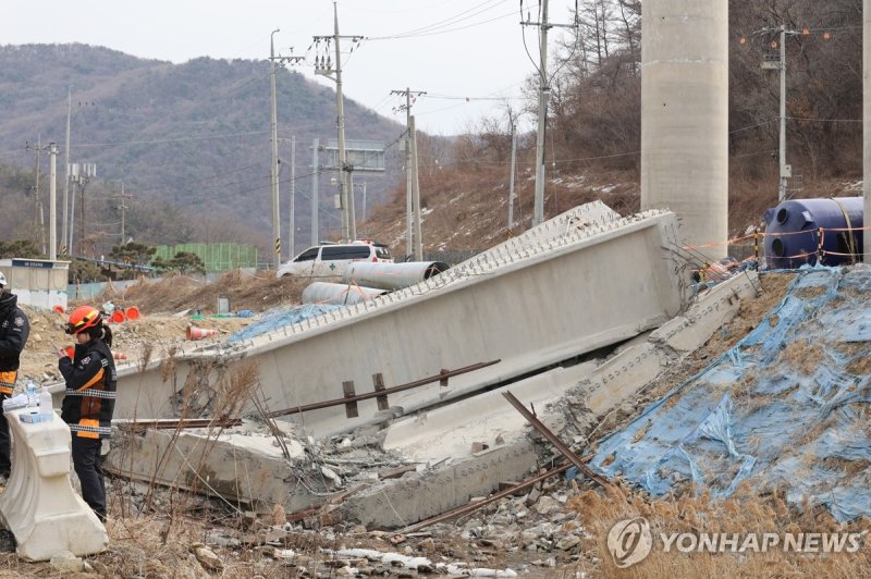 떨어져 내린 고속도로 교량 상판 (출처=연합뉴스)