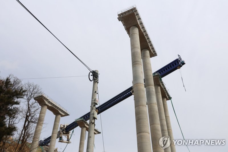 덩그러니 남은 고속도로 교각 (출처=연합뉴스)