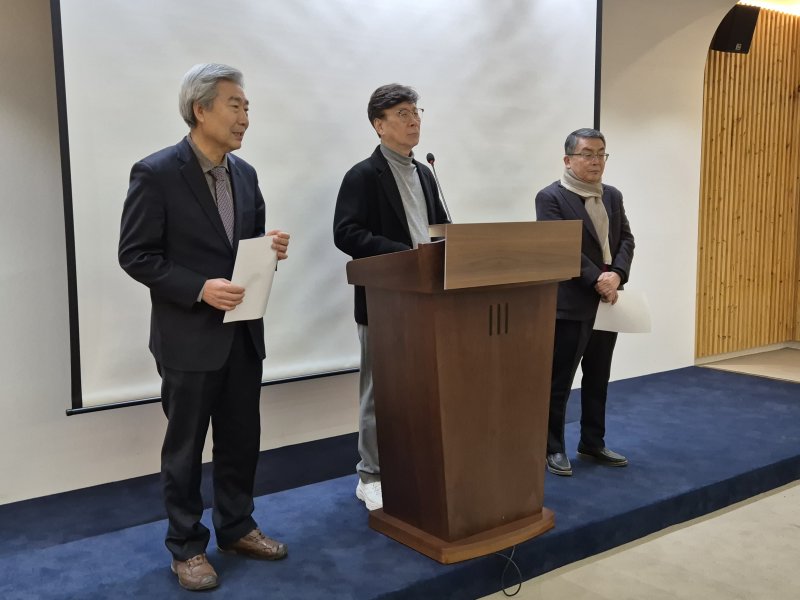 충북청주경실련 전 임원이 25일 충북도청 브리핑룸에서 청주경실련 재창립과 관련한 입장을 밝히고 있다.