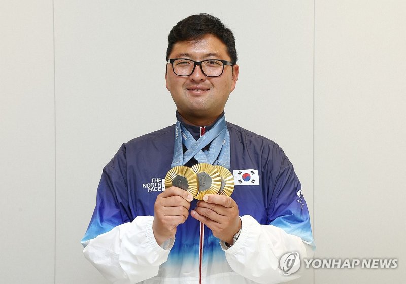 '3관왕' 김우진, 금메달과 함께 (출처=연합뉴스)