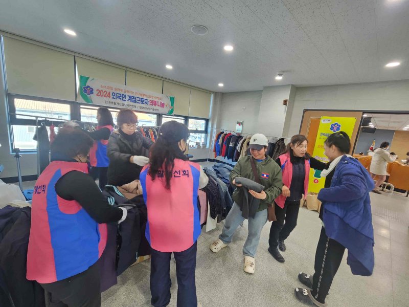 [밀양=뉴시스] 외국인 계절근로자가 옷을 고르고 있다. (사진=밀양시 제공) 2025.02.25. photo@newsis.com *재판매 및 DB 금지