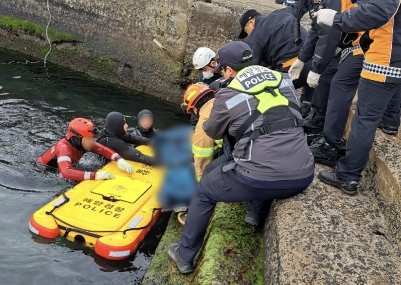25일 오전 제주시 구좌읍 토끼섬 해안가에서 변사체가 발견돼 인양되고 있다.(제주도소방안전본부 제공. 재판매 및 DB 금지)