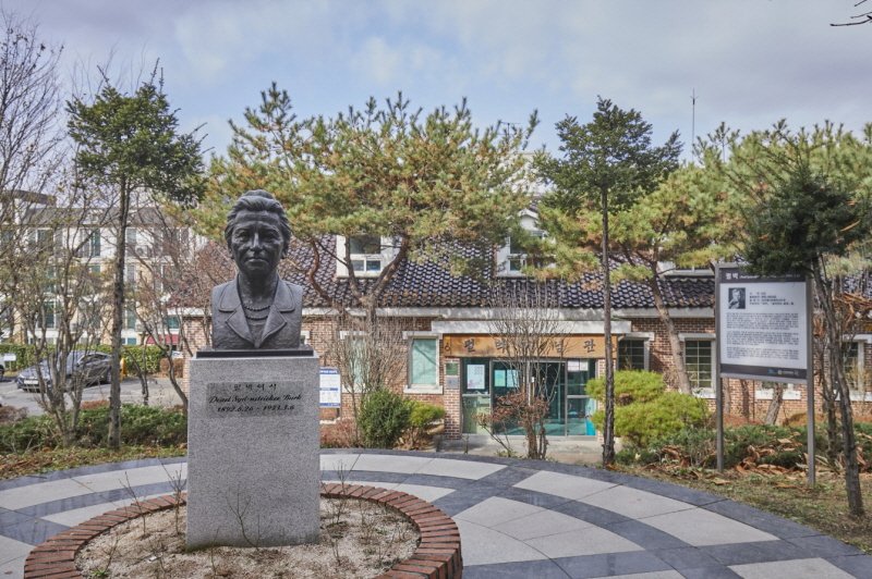 [부천=뉴시스] 정일형 기자 = 부천펄벅기념관 전경과 펄 벅 동상. (사진은 부천문화재단 제공)