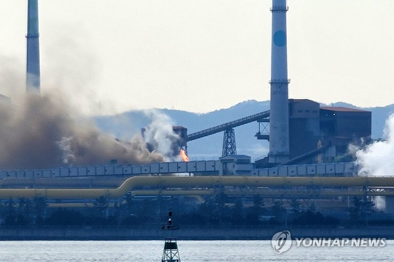 포스코 포항제철소에서 보이는 불꽃 (출처=연합뉴스)