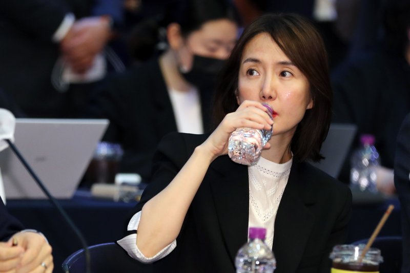 안정은 11번가 대표이사가 11일 서울 중구 포스트타워에서 열린 플랫폼 자율기구 자율규제방안 발표회에서 물을 마시고 있다. 2023.5.11/뉴스1 ⓒ News1 이동해 기자