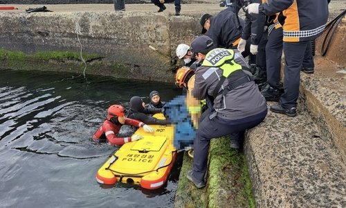 토끼섬서 수습된 변사체 (출처=연합뉴스)
