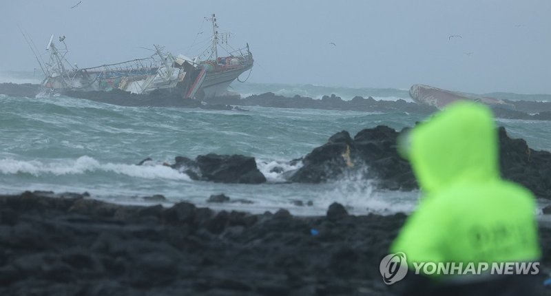 토끼섬 인근 실종자 수색 (출처=연합뉴스)