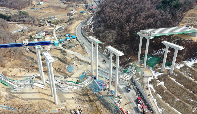 25일 오후 경기도 안성시 서운면 서울-세종고속도로 다리 건설현장에서 교량이 붕괴된 모습이 보이고 있다.2025.2.25/뉴스1 ⓒ News1 이승배 기자