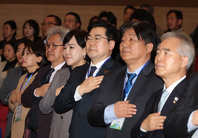 [서울=뉴시스] 고승민 기자 = 25일 서울 여의도 국회 의원회관에서 열린 더불어민주당 다문화위원회 출범식에서 박찬대 원내대표, 양문석 의원 등 참석자들이 국민의례를 하고 있다. 2025.02.25. kkssmm99@newsis.com