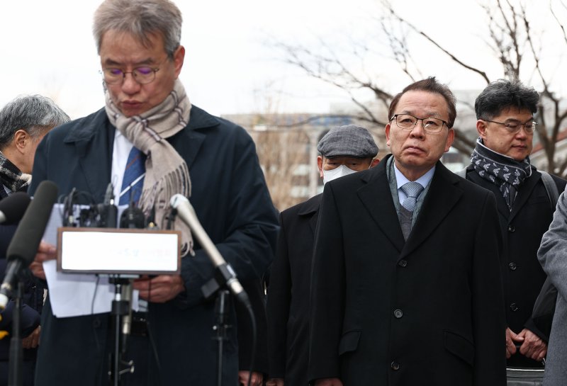 [서울=뉴시스] 사진공동취재단 = 김이수 국회 탄핵소추대리인단 공동대표가 25일 오후 서울 종로구 헌법재판소에서 열린 대통령 탄핵심판 최종 변론에 입장하며 대리인단의 발언을 듣고 있다. 2025.02.25. photo@newsis.com