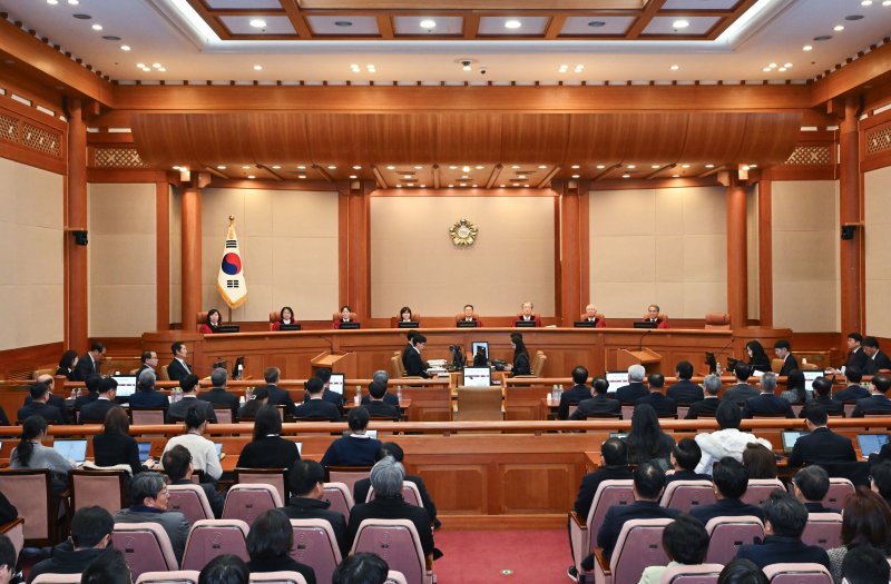 문형배 헌법재판소장 직무대행을 비롯한 헌법재판관들이 25일 서울 종로구 헌법재판소 대심판정에서 열린 윤석열 대통령 탄핵심판 최종 변론에 입장해 재판을 기다리고 있다. 2025.2.25/뉴스1 ⓒ News1 사진공동취재단