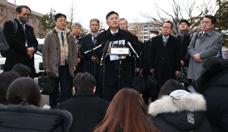 국회 측 탄핵소추 대리인단이 25일 오후 서울 종로구 헌법재판소에서 열린 대통령 탄핵심판 최종 변론에 출석하며 입장을 밝히고 있다. 2025.2.25/뉴스1 ⓒ News1 사진공동취재단