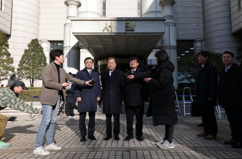 서훈 전 국가정보원장(왼쪽부터), 정의용 전 국가안보실장, 노영민 전 대통령비서실장이 19일 서울 서초구 서울중앙지방법원에서 열린 '강제북송' 관련 국가정보원법위반 선고공판을 마치고 나서며 입장을 밝히고 있다. 2025.2.19/뉴스1 ⓒ News1 박세연 기자