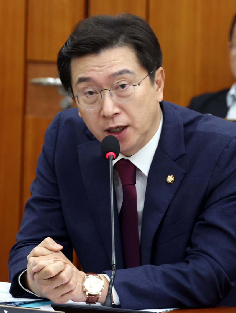 [서울=뉴시스] 조성봉 기자 = 강민국 국민의힘 의원이 21일 오전 서울 여의도 국회 정무위원회에서 열린 공정거래위원회, 한국소비자원 등에 대한 국정감사에서 질의를 하고 있다. 2024.10.21. suncho21@newsis.com