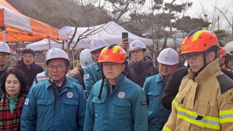 [천안=뉴시스] 송승화 기자 = 25일 오후 김태흠 충남도지사가 경기도 안성시 서운면 산평리에서 발생한 안성 고속도로 교각 붕괴 현장에서 소방당국의 브리핑을 듣고 있다. 2025.02.25. ssong1007@newsis.com