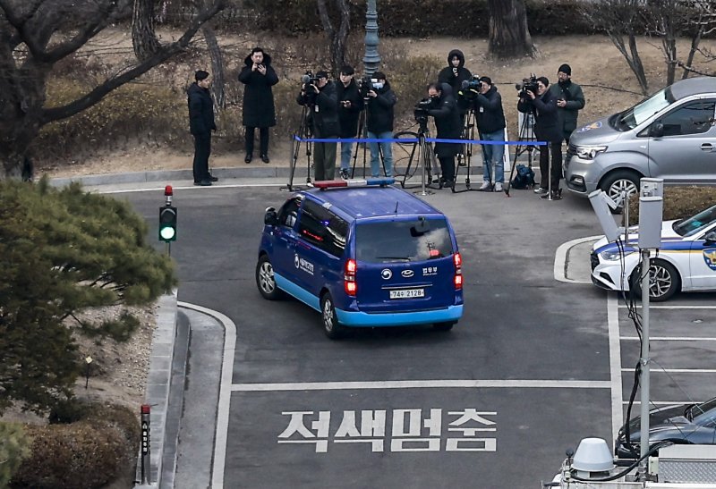 [서울=뉴시스] 정병혁 기자 = 윤석열 대통령의 탄핵심판 최종 변론기일이 열린 25일 서울 종로구 헌법재판소 인근 도로에서 윤 대통령이 탑승한 호송차량이 헌법재판소를 향하고 있다. 2025.02.25. jhope@newsis.com