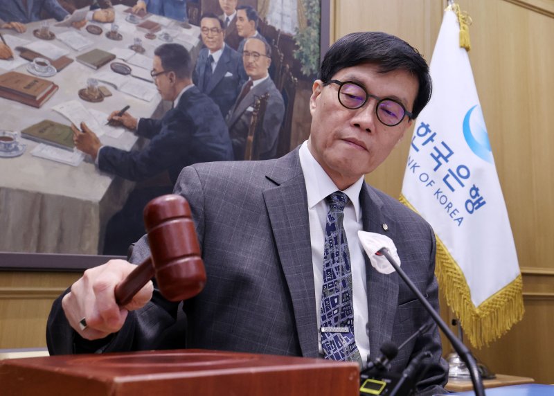 이창용 한국은행 총재가 25일 오전 서울 중구 한국은행 본관에서 열린 금융통화위원회 본회의에서 의사봉을 두드리고 있다. 2025.2.25/뉴스1 ⓒ News1 사진공동취재단