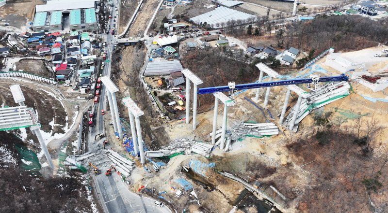 고속도로 공사 중 교각 상판 주저 앉아… 작업자 10명 사상