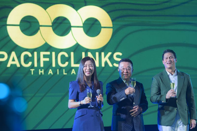 지난 24일 방콕에서 열린 '퍼시픽링스 태국지사(Pacific Links Thialand·PLT)' 론칭쇼에 참석한 장옥영 PLK 대표이사, 왕월 PLK 회장, 파톰랏 시리삽 PLT 태국지사장(왼쪽부터) 등이 포즈를 취하고 있다. 퍼시픽링스코리아 제공