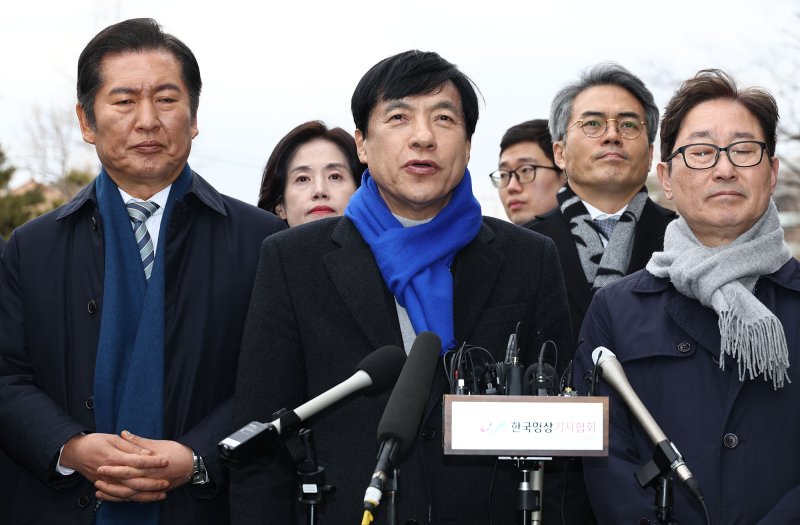 정청래 국회 탄핵소추단장(왼쪽 첫번째)과 이성윤 의원(왼쪽 두번째) 등 더불어민주당 의원들이 변론 출석에 앞서 파면 선고의 정당성을 강조하는 모습. 연합뉴스