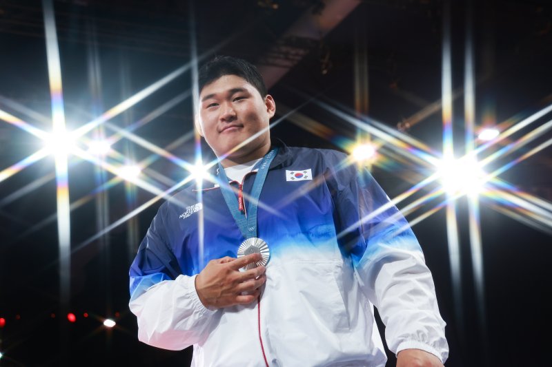 대한민국 유도대표팀 김민종 선수가 3일(한국시간) 프랑스 파리 샹 드 마르스 아레나에서 진행된 파리올림픽 유도 남자 +100kg 시상식에서 포즈를 취하고 있다. 2024.8.3/뉴스1 ⓒ News1 박정호 기자