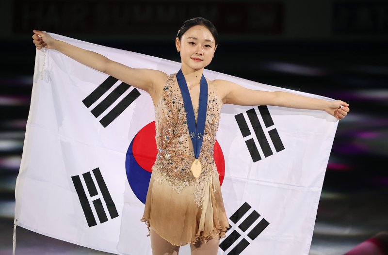 2025 ISU 사대륙 피겨스케이팅 선수권대회 여자 싱글 프리스케이팅에서 금메달을 차지한 김채연이 23일 오후 서울 양천구 목동 아이스링크에서 열린 시상식에서 기념촬영하고 있다. 2025.2.23/뉴스1 ⓒ News1 김진환 기자