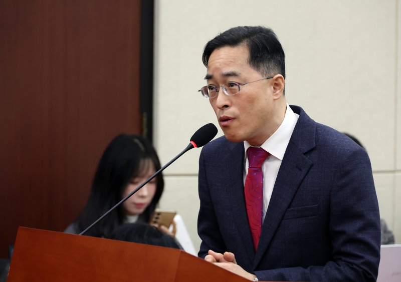 [서울=뉴시스] 고승민 기자 = 이진동 대검찰청 차장검사가 25일 서울 여의도 국회에서 열린 윤석열 정부의 비상계엄 선포를 통한 내란혐의 진상규명 국정조사 특별위원회 제10차 전체회의 청문회에서 의원 질의에 답하고 있다. 2025.02.25. kkssmm99@newsis.com