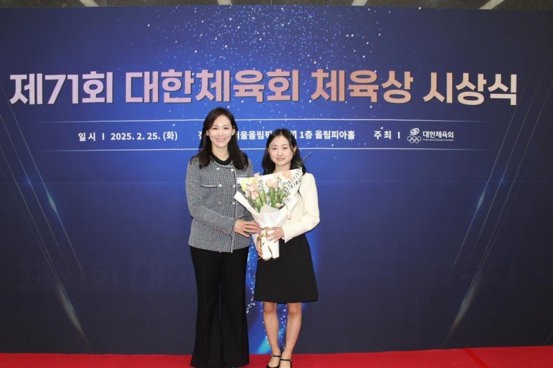 이수경 대한빙상경기연맹 신임 회장(왼쪽)과 피겨 국가대표 김채연 (출처=연합뉴스)