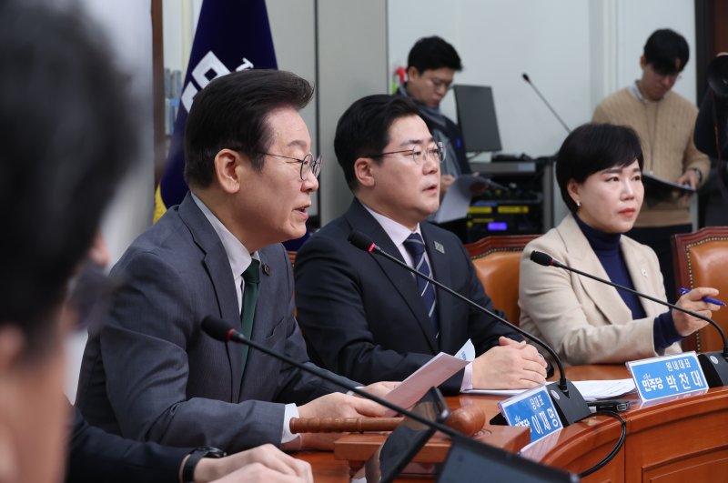 [서울=뉴시스] 고승민 기자 = 이재명 더불어민주당 대표가 24일 서울 여의도 국회에서 열린 최고위원회의에서 발언하고 있다. 2025.02.24. kkssmm99@newsis.com